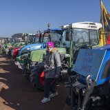 Une trentaine de tracteurs ont rejoint la Plaine de Plainpalais à Genève samedi pour exprimer la colère paysanne. KEYSTONE/MARTIAL TREZZINI